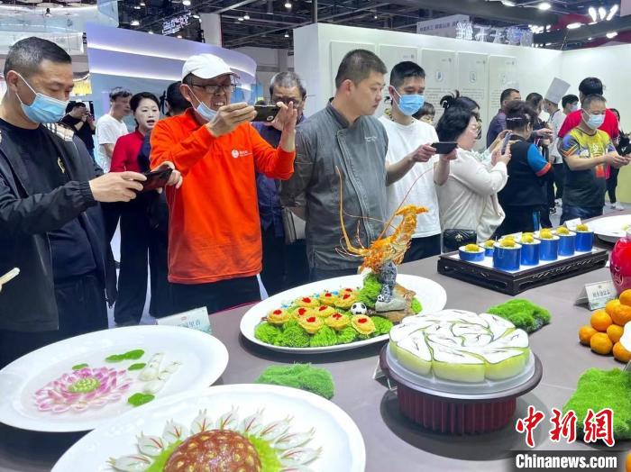 游客對展品充滿興趣。　汪軼文 攝