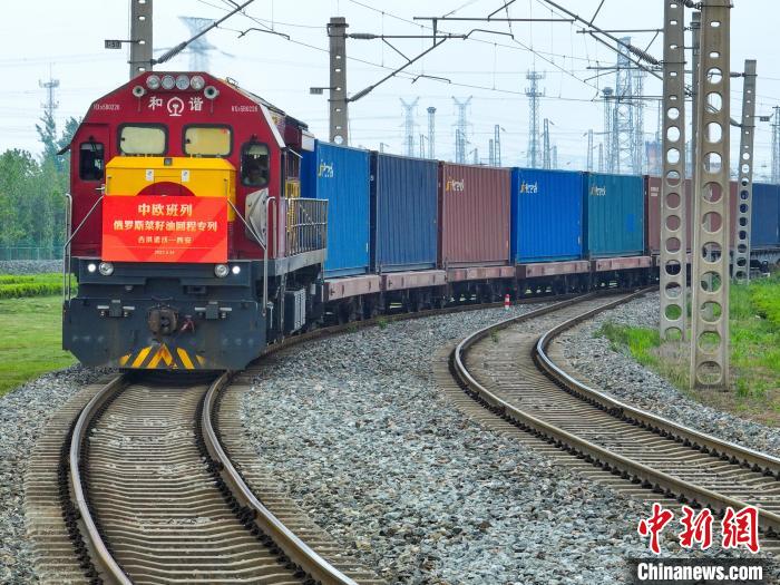 中歐班列長(zhǎng)安號(hào)俄羅斯菜籽油回程石羊集團(tuán)專列順利抵達(dá)西安國(guó)際港站。　西安國(guó)際港務(wù)區(qū)供圖