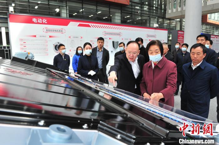 臺盟中央主席蘇輝近日率調研組赴吉林開展重點考察調研。圖為在中國第一汽車集團有限公司調研。　高龍安 攝