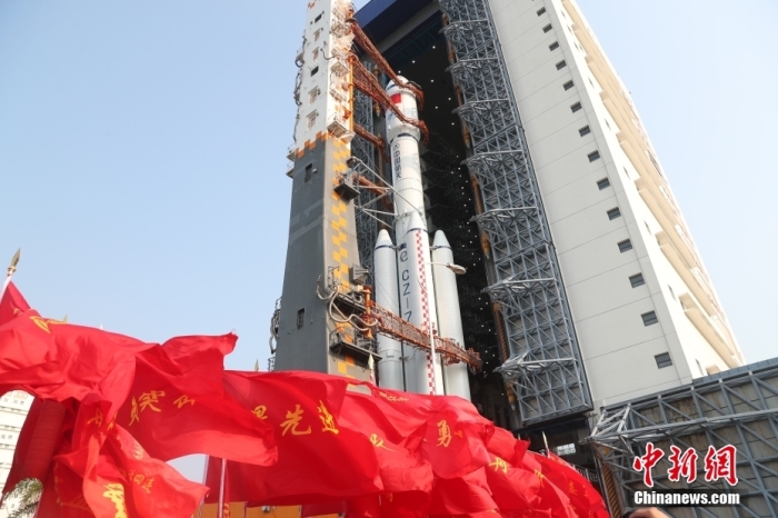 圖為轉運現場。攝影 邱立軍 黃國暢