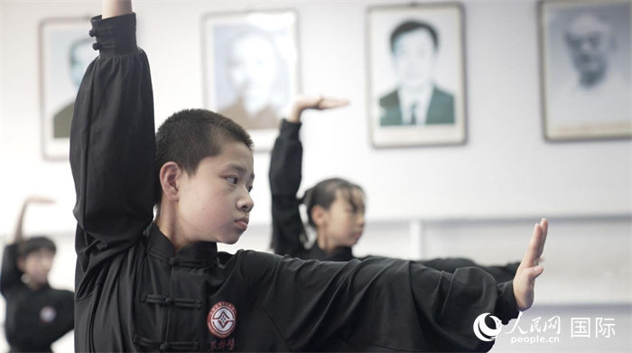 正在練習劈掛拳的武術學童。人民網記者 袁蒙攝
