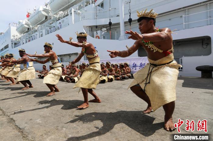 基方民眾表演當地特色舞蹈，歡迎“和平方舟”號醫院船來訪。　徐巍 攝