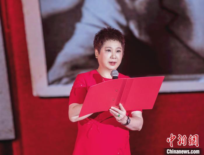 7月16日，榮智豐在2023年上海統(tǒng)戰(zhàn)文化周開幕活動(dòng)中朗誦《與統(tǒng)戰(zhàn)先輩的時(shí)空對(duì)話》。　張昊 攝