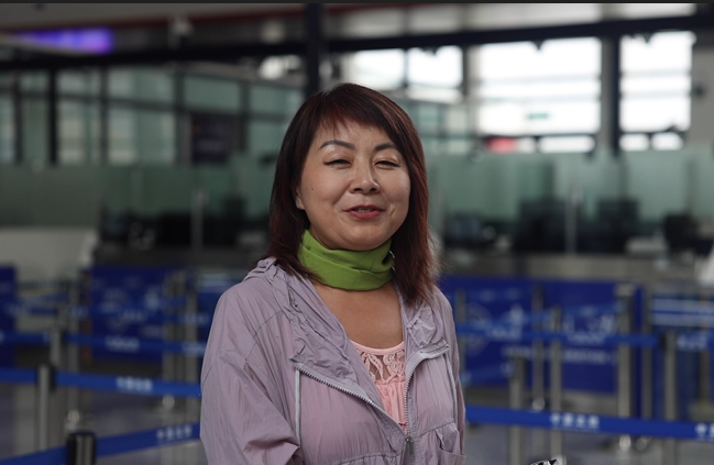 7月22日，曾經(jīng)在老撾瑯勃拉邦工作過3年的加拿大華僑孫月玲乘坐中老鐵路國際旅客列車從中國出境。衛(wèi)海林 攝