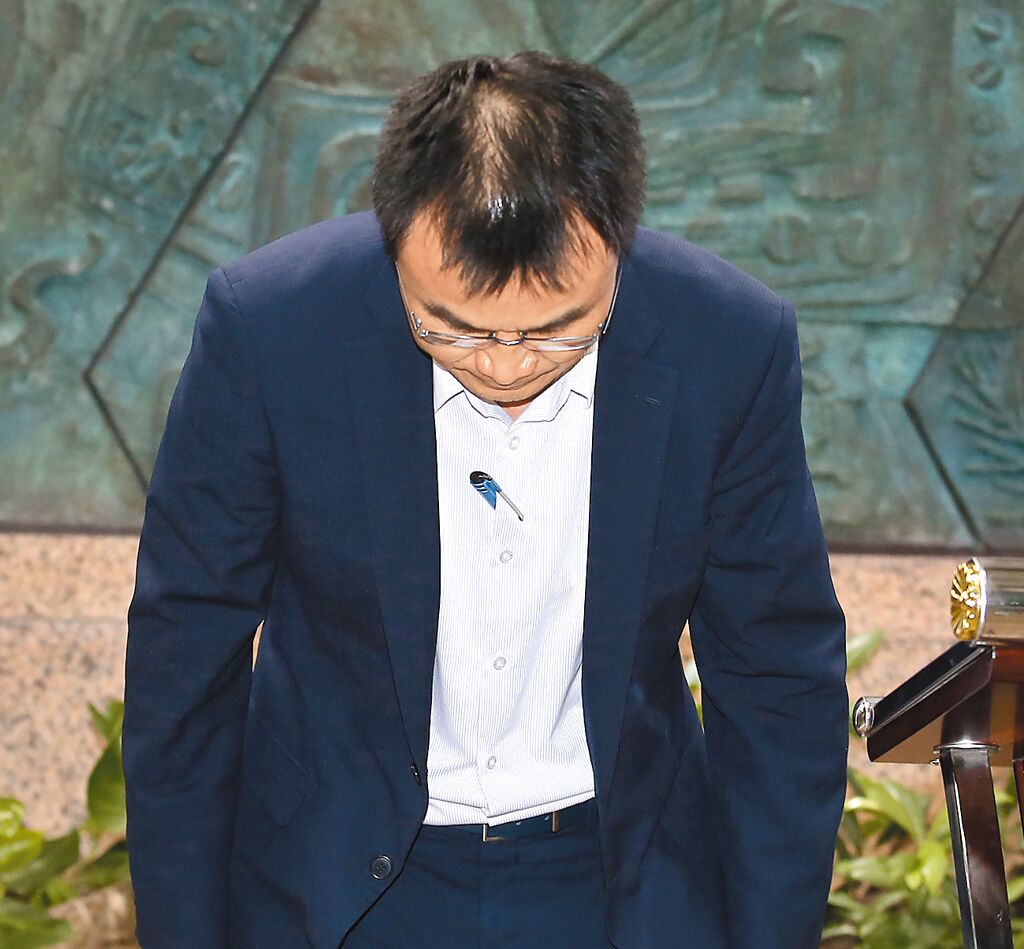 臺農業部門負責人陳吉仲19日傍晚舉行記者會說明項目進口雞蛋議題，當日晚間8點在臉書上宣布辭職。 圖片來源：臺灣“中時新聞網”