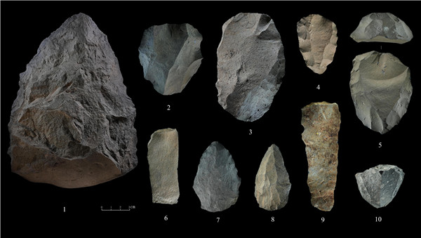 石制品 1.手斧 2、4、5.勒瓦婁哇石核（循環剝片法、優先剝片法）3.勒瓦婁哇石葉石核 6.勒瓦婁哇石葉 7、8.勒瓦婁哇尖狀器 9.石葉 10.錐形石葉石核。中肯聯合考古隊供圖