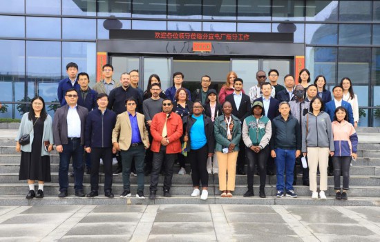   2023“一帶一路”媒體合作論壇聯(lián)合采訪團(tuán)參觀國(guó)家電投江西公司新余市綜合智慧零碳電廠。（受訪者供圖）