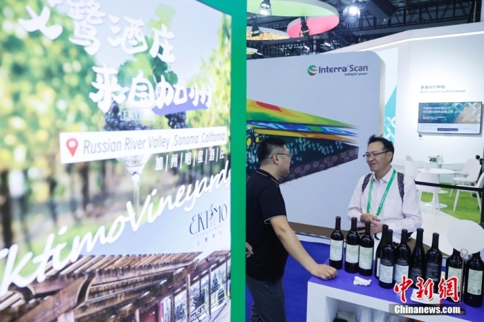 11月6日，參觀者與展臺工作人員交流。當日，第六屆中國國際進口博覽會在國家會展中心(上海)舉行。據上海美國商會官網消息，為進一步加強中美經貿聯系，上海美國商會與美國農業部合作參展2023年第六屆中國國際進口博覽會。今年是美國政府首次設立官方展館。<a target='_blank' href='/'><p  align=