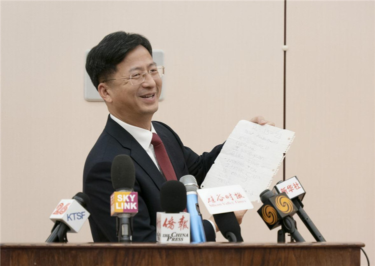 張建敏總領(lǐng)事向媒體展示領(lǐng)區(qū)小學(xué)生來信。中國駐舊金山總領(lǐng)館供圖