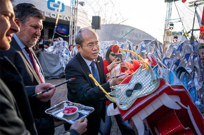 中國駐希臘大使館大使肖軍正與希方嘉賓為舞龍點(diǎn)睛。《中希時(shí)報(bào)》供圖