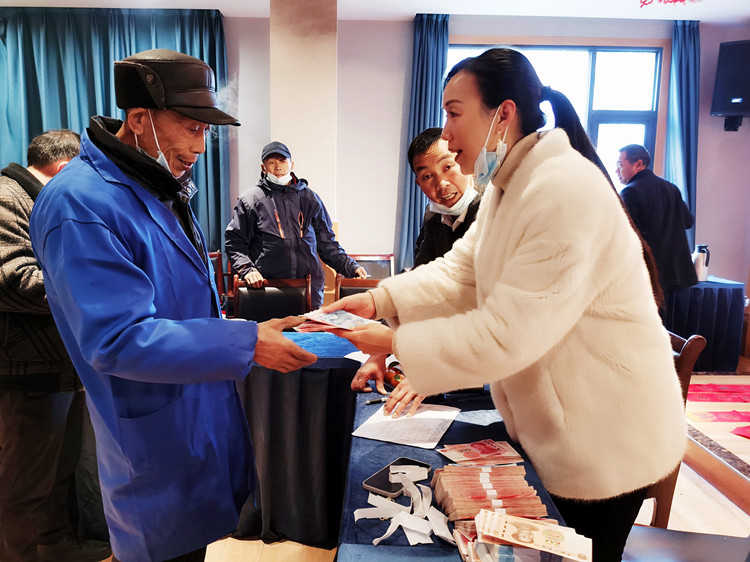 村民領取分紅金。朝天區融媒體中心供圖