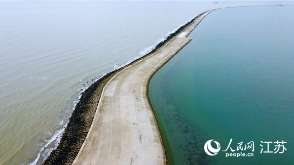 迷人的雙色海。人民網記者 王繼亮攝