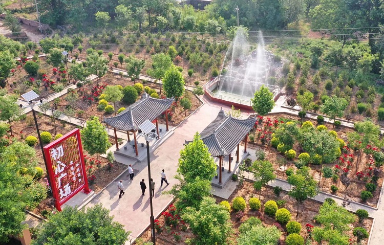初夏時(shí)節(jié)，襄汾縣鄧莊鎮(zhèn)澗溝村初心廣場內(nèi)一派迷人的鄉(xiāng)村振興新圖景。李現(xiàn)俊攝
