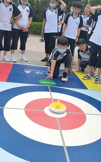 河北省威縣第四小學學生練習陸地冰壺動作。 趙國華攝