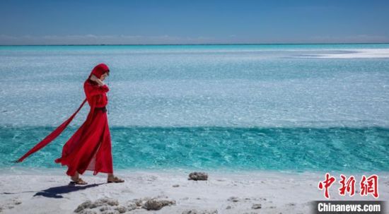 圖為地處柴達木盆地的東臺吉乃爾湖。　莫啟明　攝