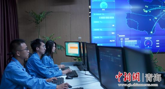 圖為國網青海電力大數據中心工作人員正在監控綠電相關數據。王國棟攝