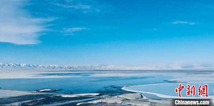 圖為冬季茶卡天空壹號景區。　李江寧 攝