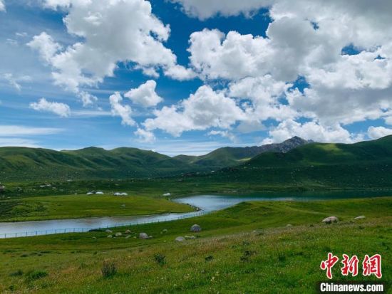 圖為果洛州境內(nèi)的年保玉則。（資料圖）　孫睿　攝