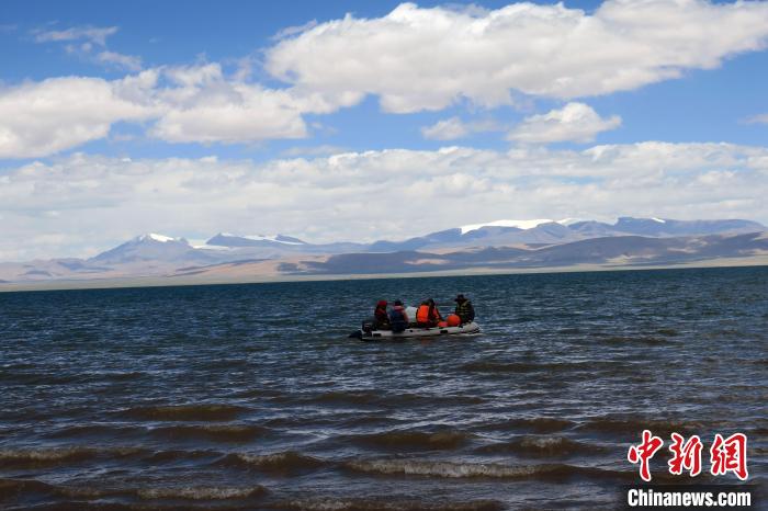 科考隊員向湖心進發，風浪越來越大。　<a target='_blank' ><p  align=