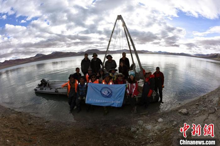 科考隊員在結則茶卡湖岸邊合影?！?lt;a target='_blank' ><p  align=