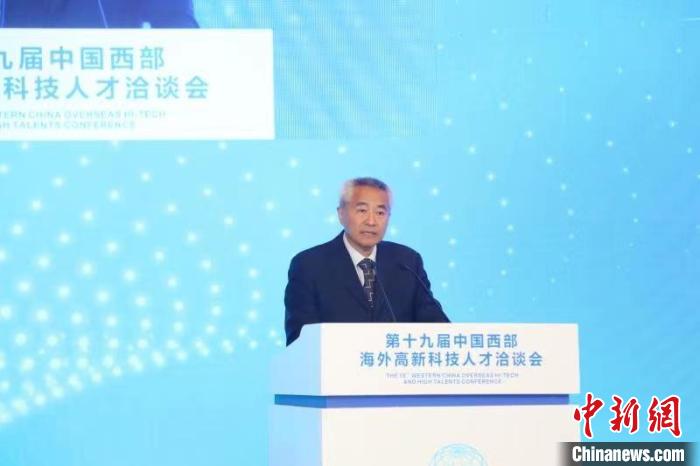 全國政協副主席、九三學社中央常務副主席邵鴻出席論壇并致辭。　四川省委統戰部供圖