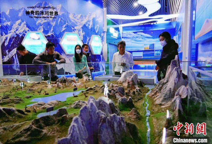 圖為中外嘉賓在玉樹(shù)州博物館內(nèi)參觀?！●R銘言 攝