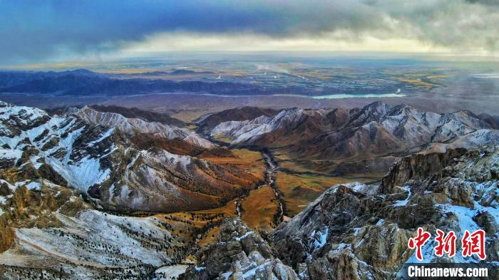 圖為柴達木盆地柏樹山森林地質公園云霧繚繞。　巴圖那生 攝