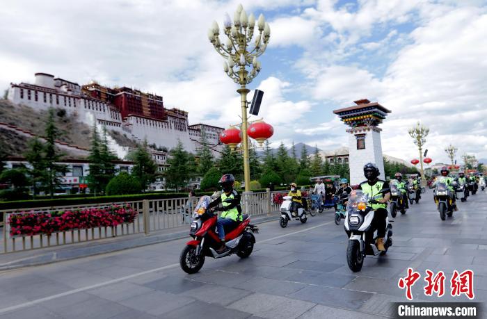 圖為2023年極地G219集結賽暨金卡納場地賽選手途經拉薩布達拉宮。　游牧地球供圖