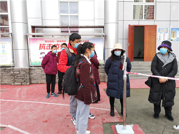 圖片默認標題_fororder_1、學(xué)生排隊進入校園-攝影-左斌