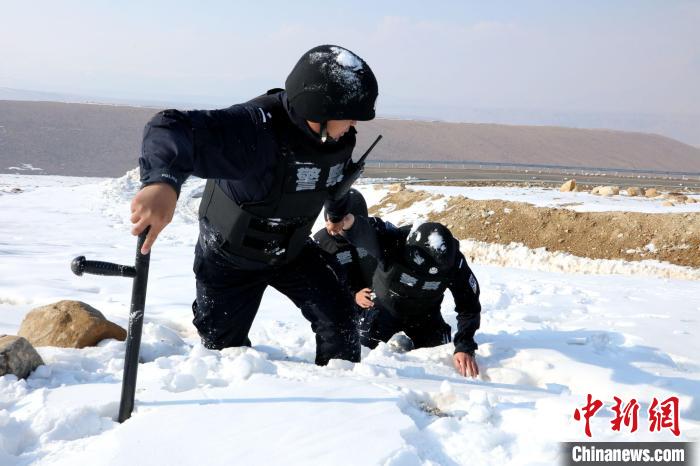 圖為扎西堅參與隊友在巡邏途中?！≡鲌詤⒐﹫D