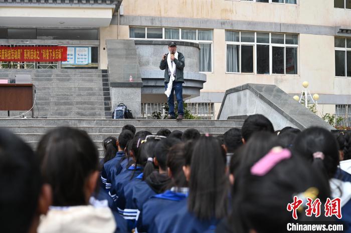 圖為西藏大學教授寧長春為中學生授課?！≮w朗 攝