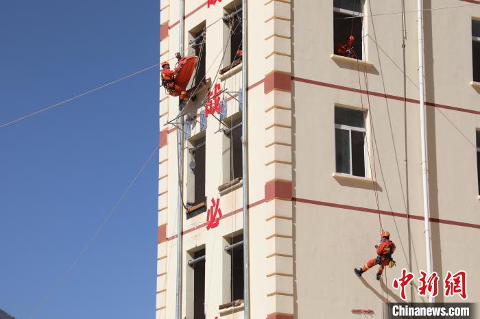 圖為消防指戰員進行繩索救援演練。　朱科熹 攝