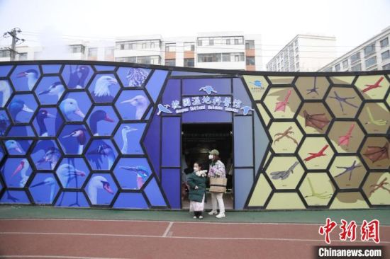 圖為西寧市第一中學(xué)濕地科普宣教館?！±罱瓕?攝