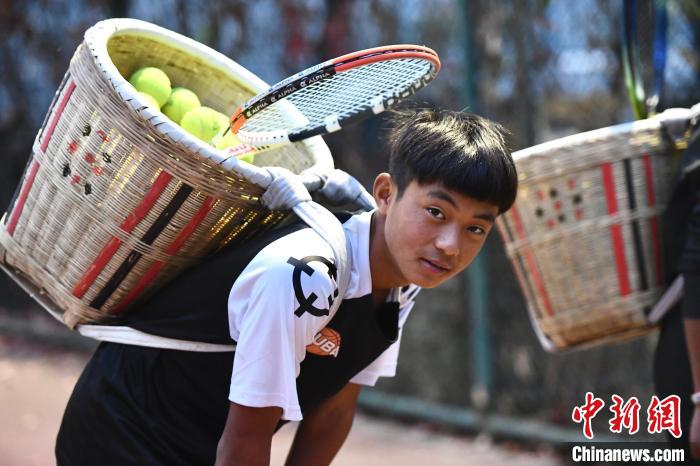 圖為“背簍少年”王發正在廊坊市體育館網球訓練中心進行訓練?！∴嵆孔?攝