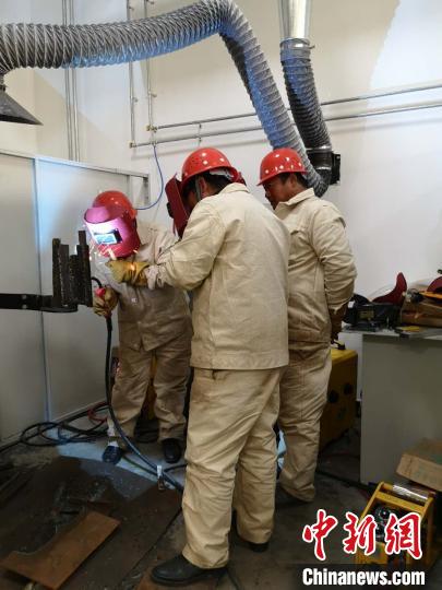 圖為學員正在進行電焊技能學習。　范麗芳 攝