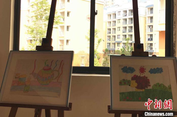 圖為會澤縣城易地扶貧搬遷點一所小學內擺放著的學生畫作。　繆超 攝