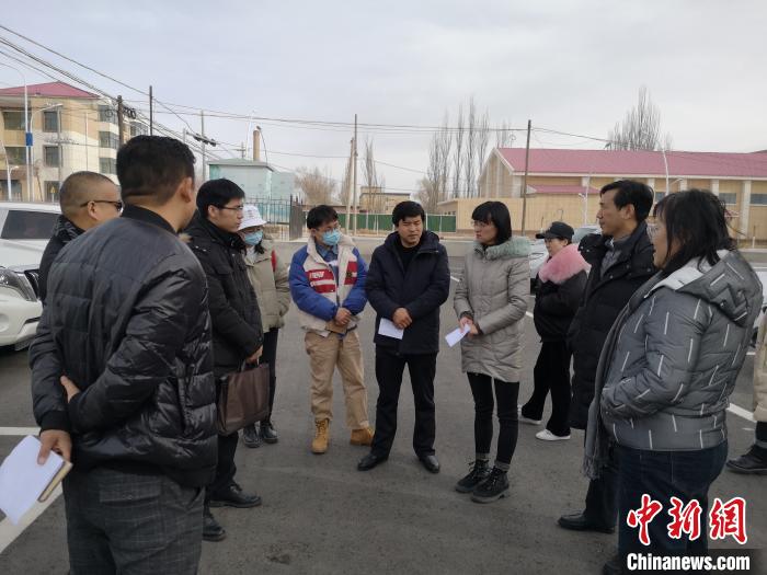 圖為青海大學(xué)工作人員正在現(xiàn)場(chǎng)考察該項(xiàng)目進(jìn)行情況。　李江寧 攝