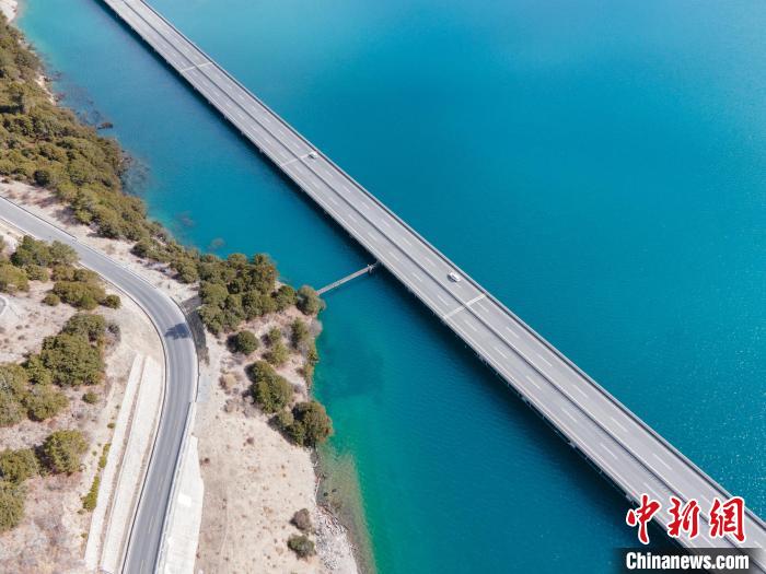 圖為西藏林拉高等級公路多布湖段風光?！〗w波 攝