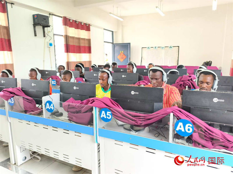 學生們正在上聽力課。人民網記者 黃培昭攝