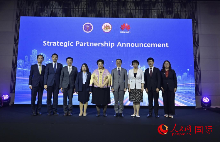 數(shù)字人才峰會現(xiàn)場。左五為泰國高等教育、科學(xué)、研究和創(chuàng)新部長素巴瑪·伊沙拉帕迪，右三中國駐泰國大使館教育參贊許蘭，右四為華為泰國技術(shù)有限公司總經(jīng)理李雄偉。人民網(wǎng)記者 簡承淵攝