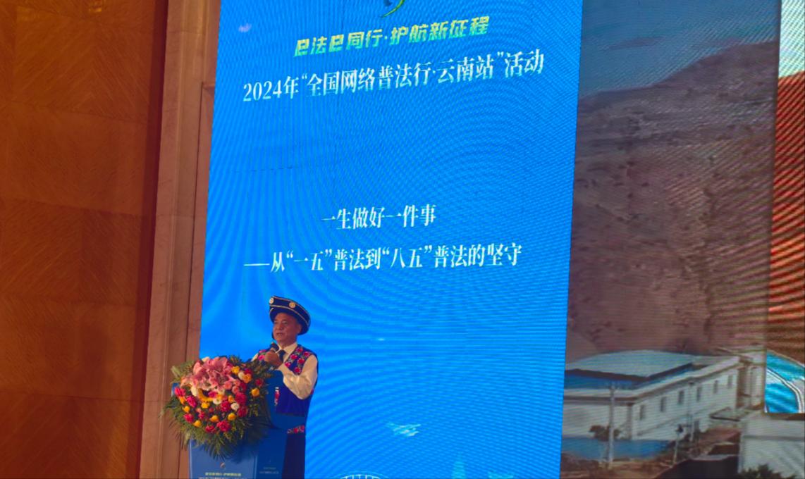 李學平分享普法的故事。人民網記者 孝金波攝