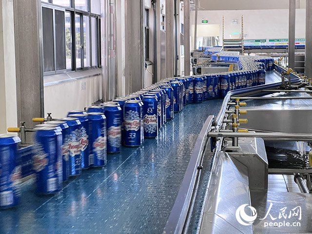 重慶啤酒包裝車(chē)間易拉罐生產(chǎn)線。人民網(wǎng)記者 胡虹攝