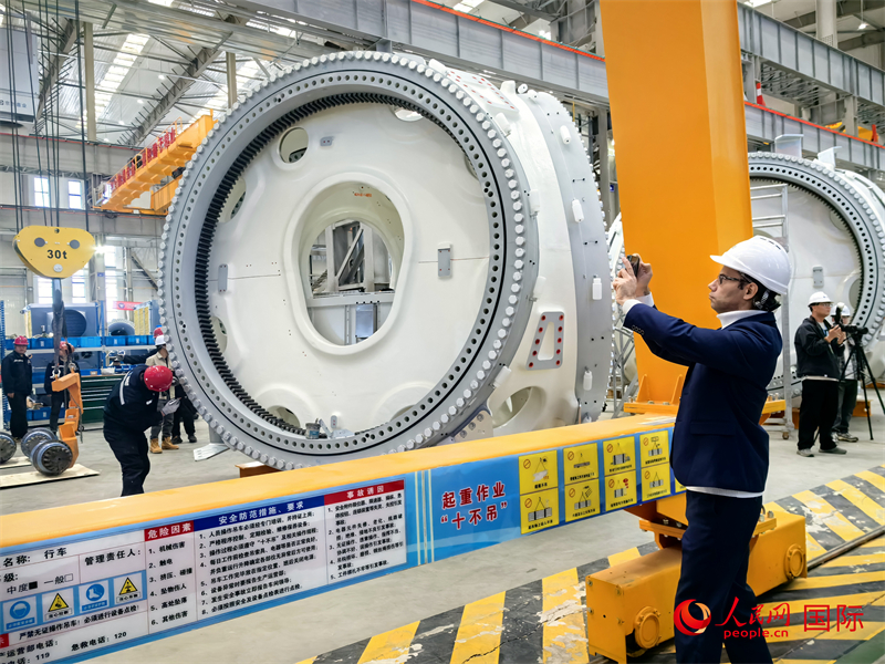 外媒記者參觀位于烏蘭察布察哈爾高新技術開發區的運達風電裝備制造廠房。人民網 楊春燕攝