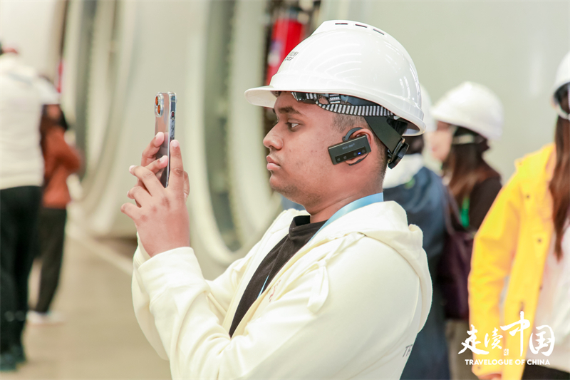 斐濟廣播公司記者尼基爾·庫馬爾（Nikhil Kumar）參觀運達風電裝備制造廠房。環球網供圖