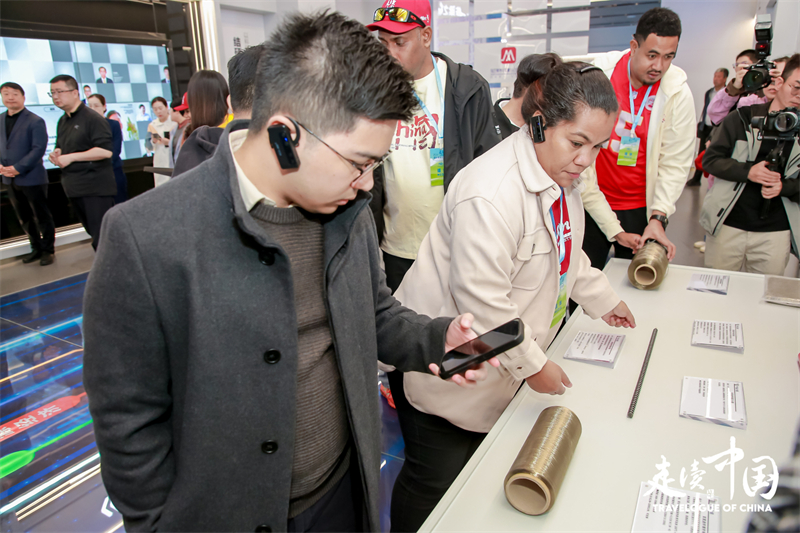 菲律賓《商業鏡報》蔡辰威（左）在烏蘭察布察哈爾高新技術開發區聽取講解。環球網供圖