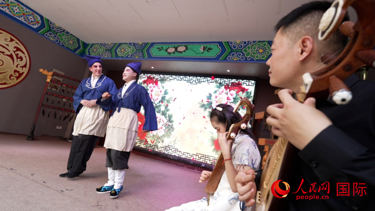 人民網外籍專家湖長明體驗柳琴戲。人民網記者 蘇纓翔攝