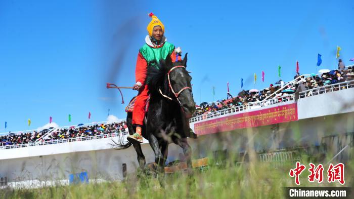 圖為少年騎手在比賽中。　張偉 攝