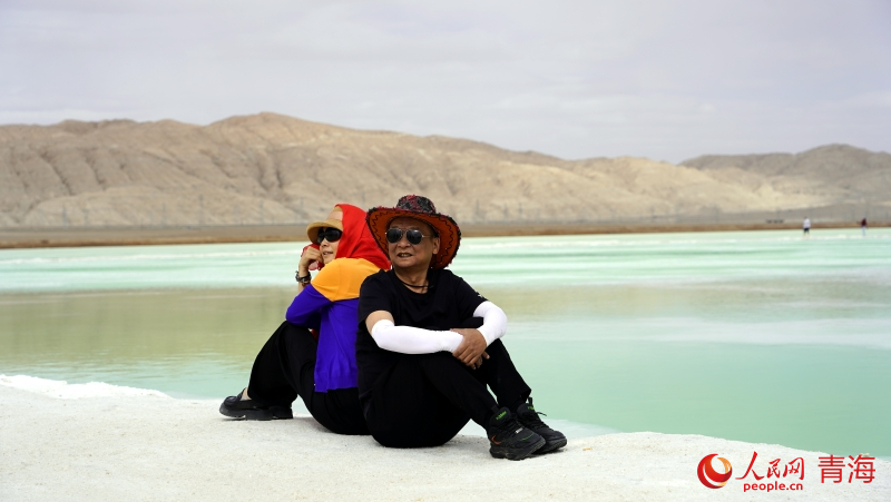 游客拍照“打卡”。人民網 況玉攝