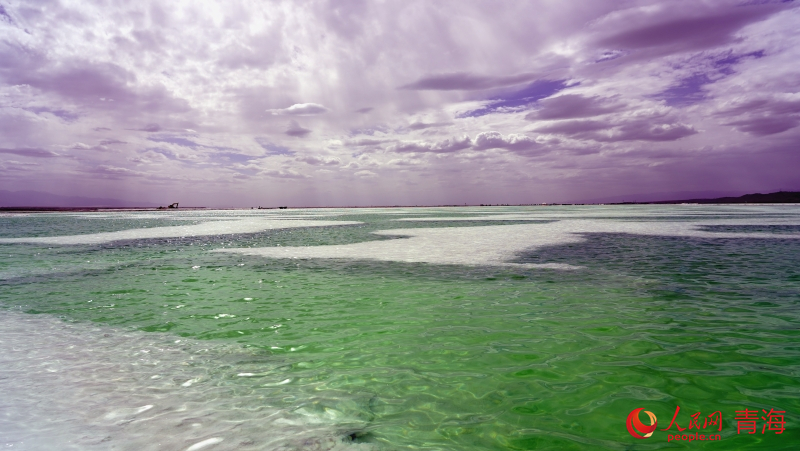 陽光映照下的翡翠湖。人民網 況玉攝