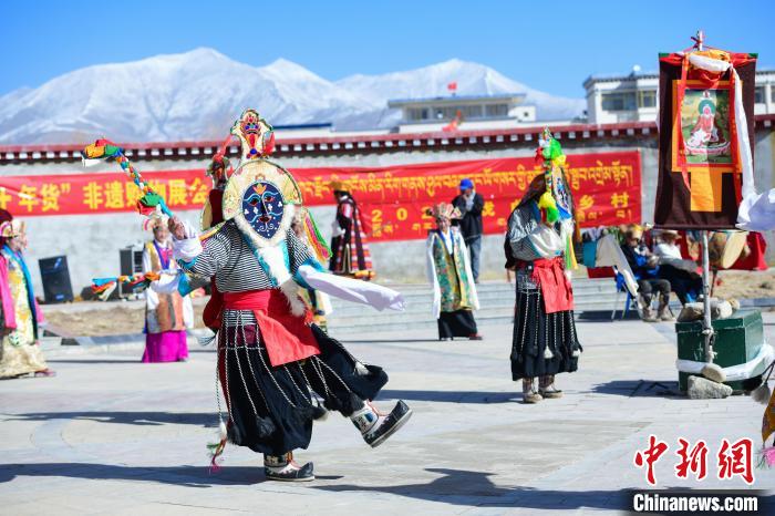圖為藏戲非遺展演現場。　貢嘎來松 攝